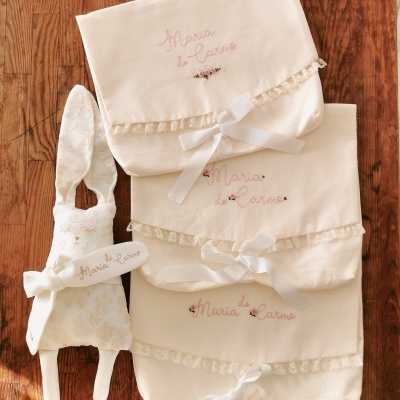 Capas de tecido branco cru bordadas com 