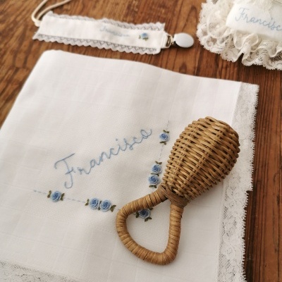 Lenço bordado com nome Francisca, chupeta de vime, porta-chupeta em renda