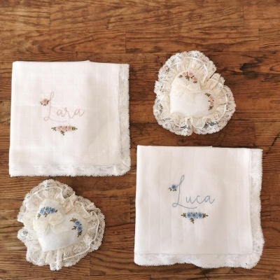 Dois lenços bordados com nomes e dois corações de renda com flores em madeira
