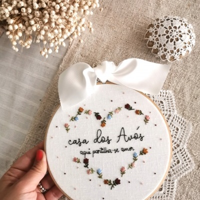 bastidor bordado casa dos avós com flores e fita branca