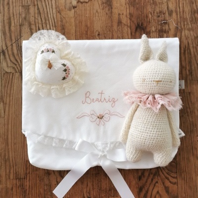 Bolsa branca bordada com nome Beatriz, coração com renda e boneco de crochê