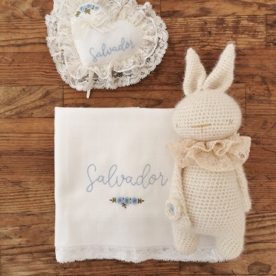 Conjunto de itens para bebé com nome Salvador bordado, incluindo coração de tecido, toalha branca e coelho de malha