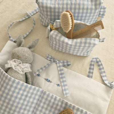 Bolsas xadrez azul claro e branco com acessórios para bebé