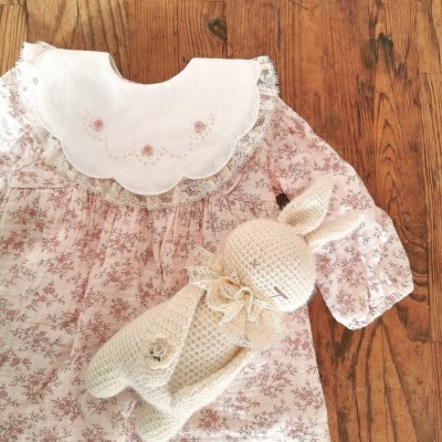 vestido floral infantil com gola bordada e coelho de pelúcia de malha