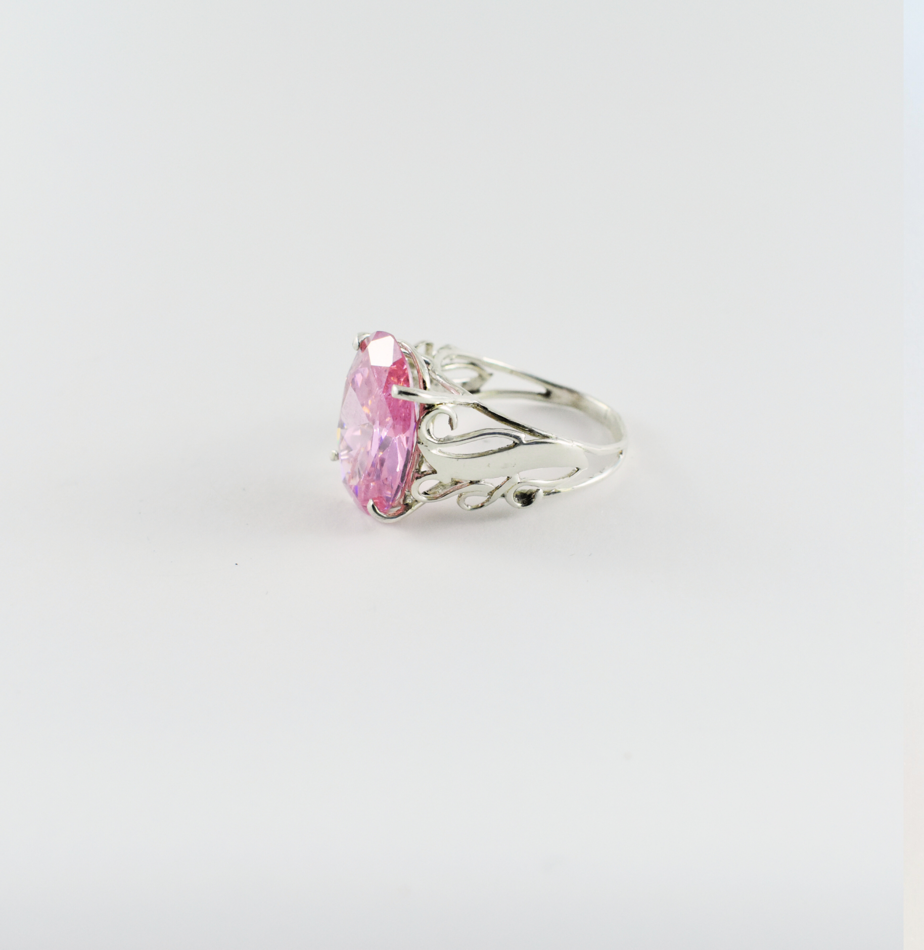 Anel Ramos de Queiróz Anel prateado com pedra rosa e design vazado