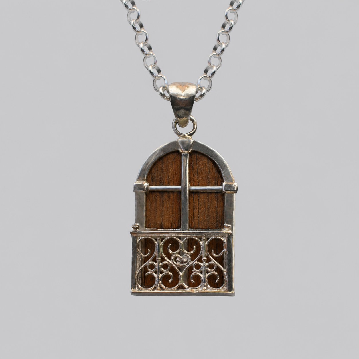 Colar Varanda Colar com pendente em forma de janela arqueada em metal e madeira