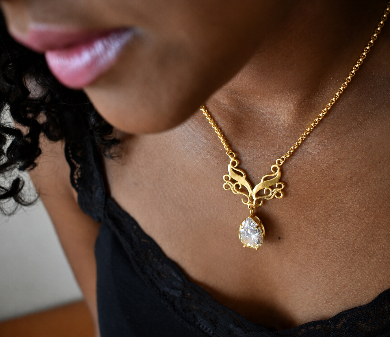 Colar Ramos de Queirós Menor Colar dourado com pedra transparente e corrente de elos pequenos