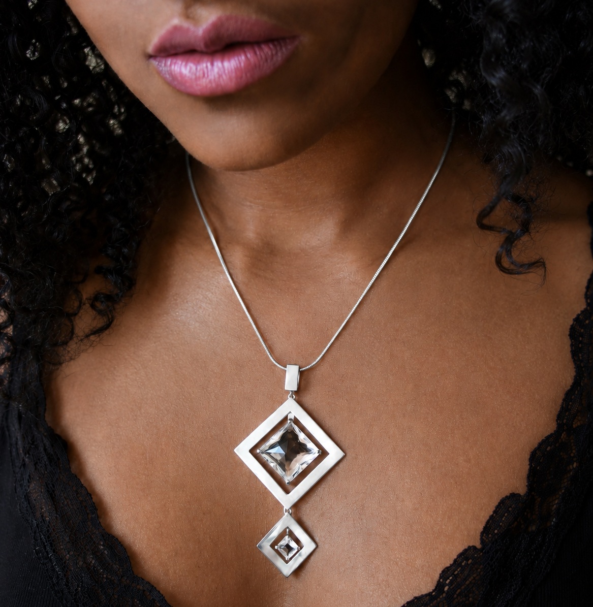 Colar Rosário Colar feminino com pendente de dois losangos em metal prateado e pedras transparentes