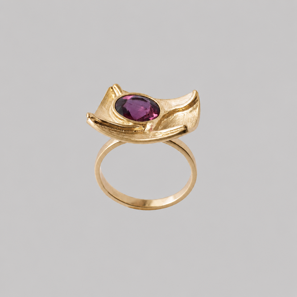 Anel June Anel dourado com pedra oval roxa no centro