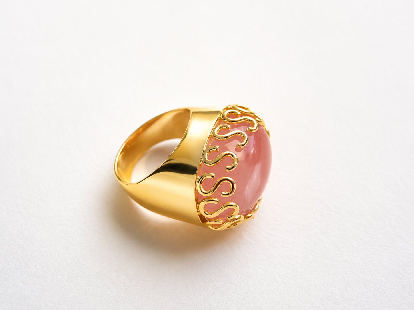 Anel Elegance Rose Anel dourado com pedra cor-de-rosa e borda decorativa