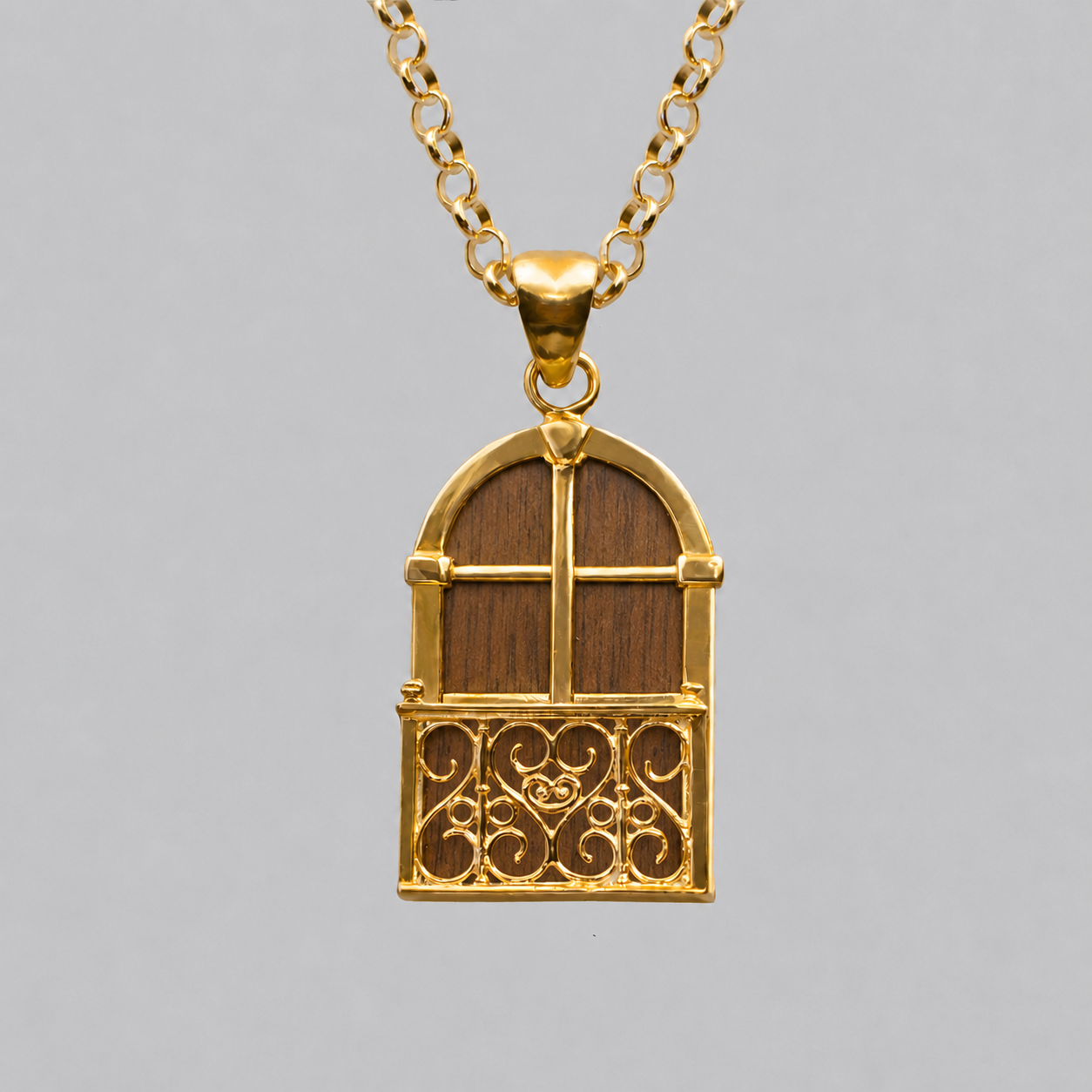 Colar Varanda Colar dourado com pendente em forma de janela com interior de madeira