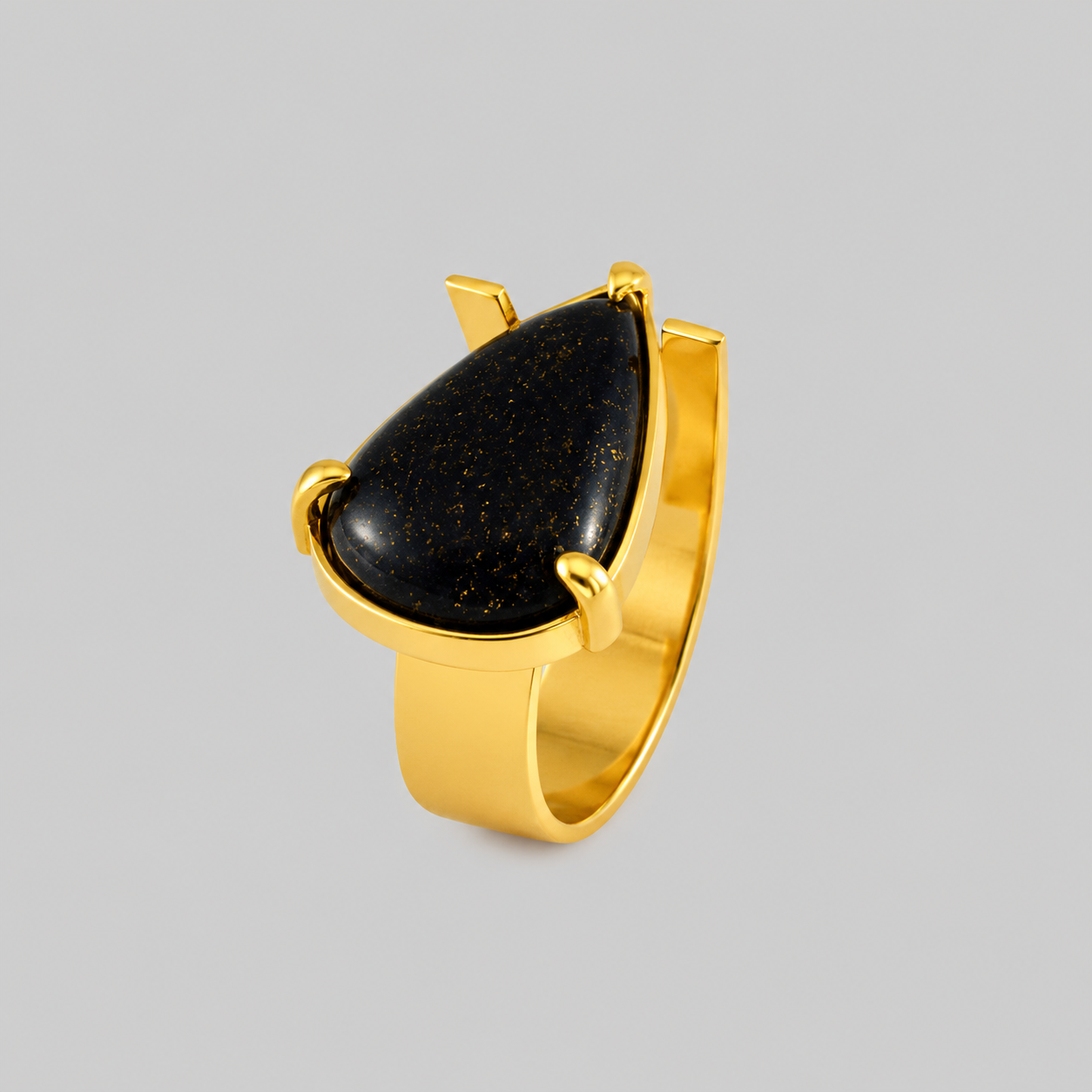 Anel assimétrico Anel dourado com pedra preta em forma de gota