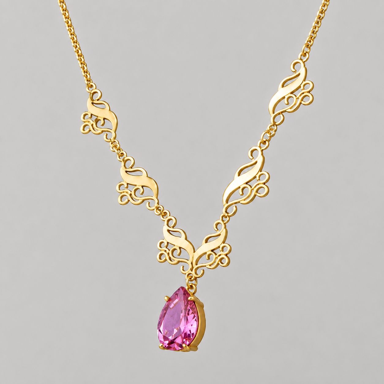Colar Ramos de Queiróz Maior Colar dourado com pedra rosa pendente em fundo cinza