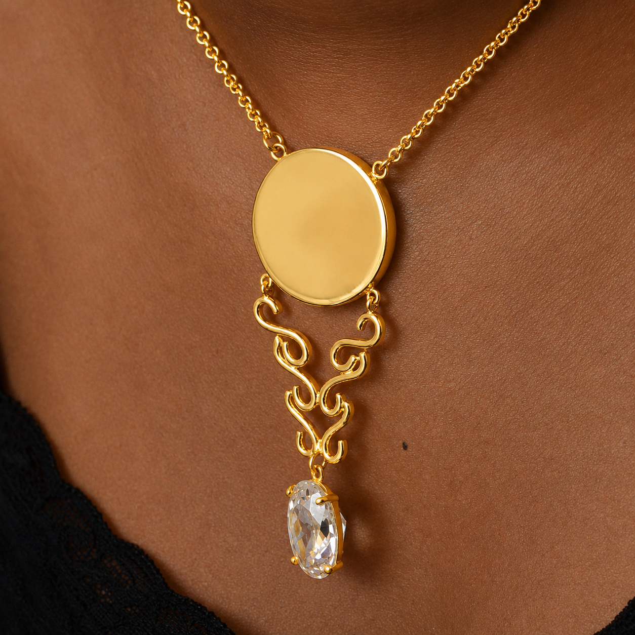 Colar Rua Direita Menor Colar dourado com pendente redondo e pedra oval transparente