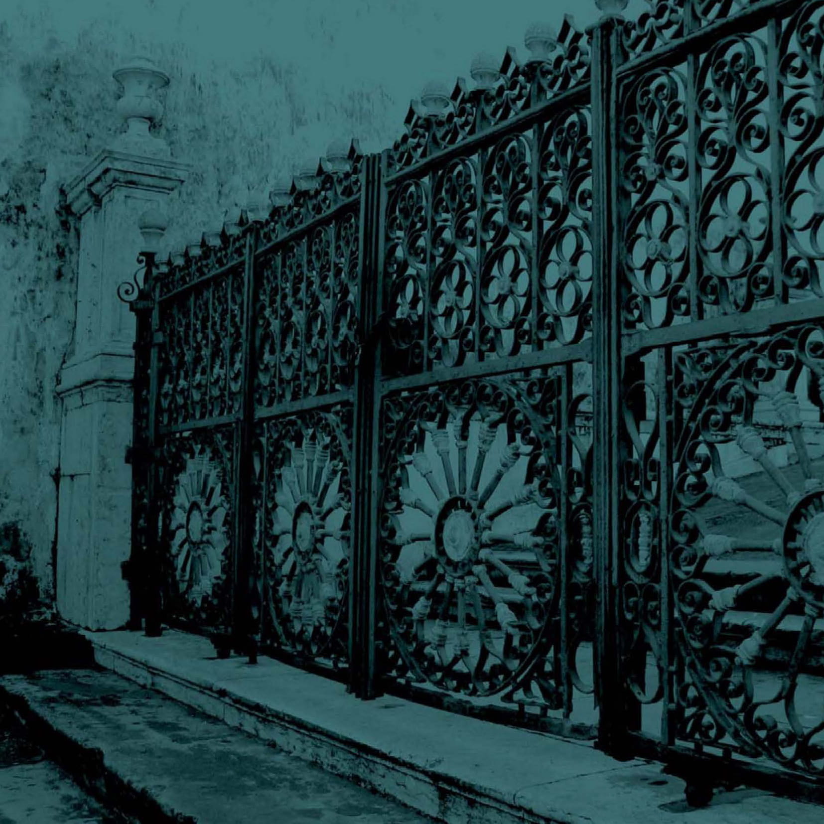 Brincos Rua dos Perdões Grade de ferro preta com decoração floral e círculo em pedra.