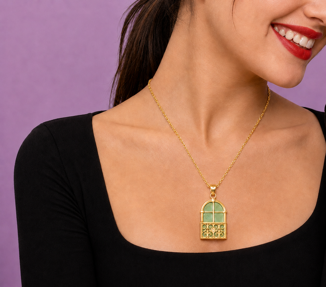 Colar Varanda Colar dourado com pendente verde usado por mulher com blusa preta