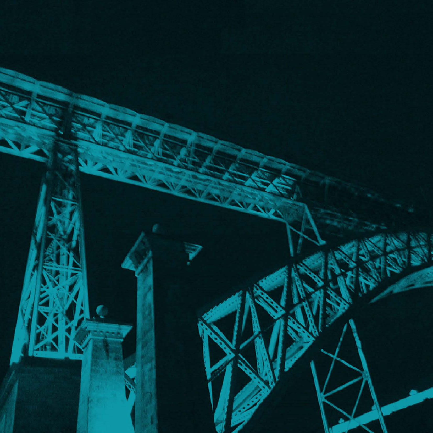Anel Ponte Ponte metálica iluminada a azul à noite
