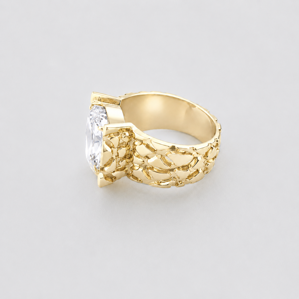 Anel Ladeira Anel dourado com pedra transparente e design texturizado em relevo