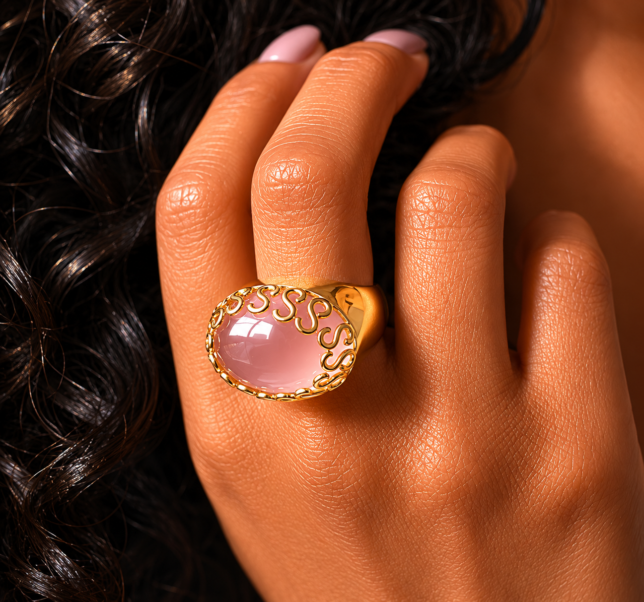 Anel Elegance Rose Anel dourado com pedra rosa oval num dedo bronzeado