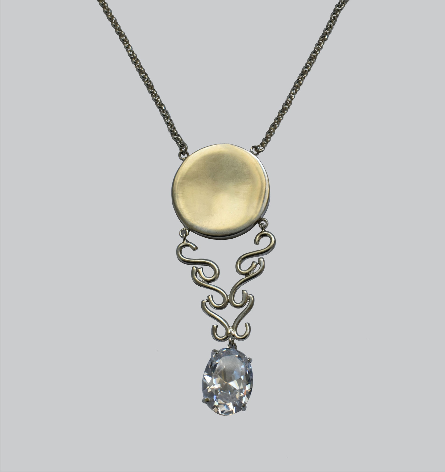 Colar Rua Direita Menor Colar preto com pendente dourado redondo e pedra transparente oval