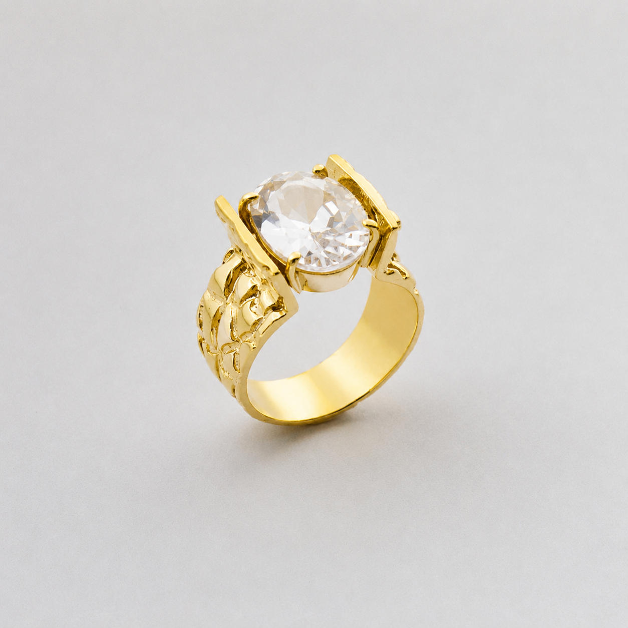 Anel Ladeira Anel dourado com pedra transparente e detalhes gravados