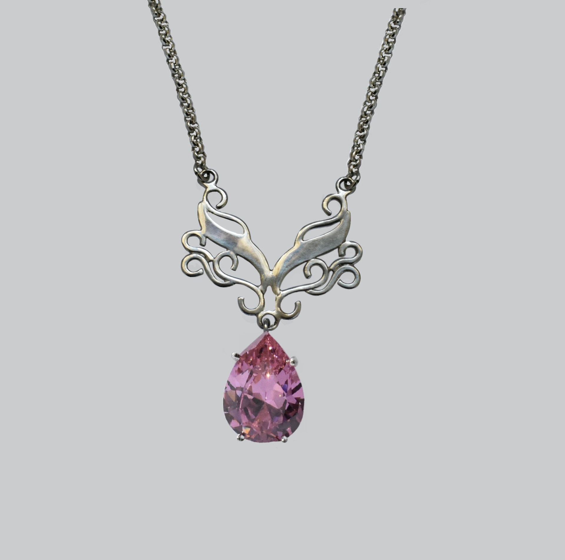 Colar Ramos de Queirós Menor Colar prateado com pendente de pedra rosa em forma de gota