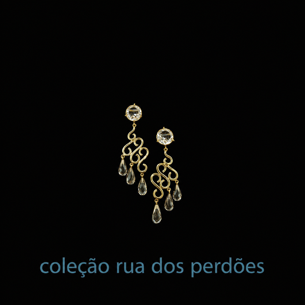 Brincos Rua dos Perdões Brincos dourados com pedras transparentes e gotas, texto coleção rua dos perdões.