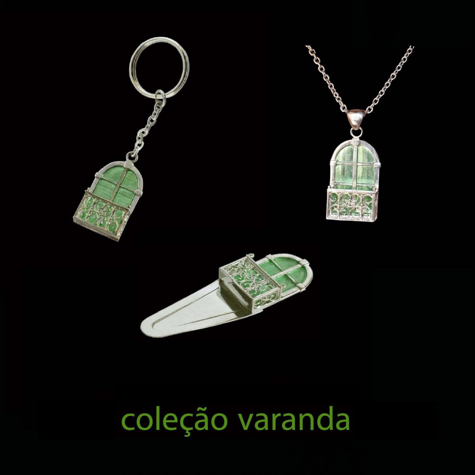 Colar Varanda Porta-chaves, marcador de páginas e colar com pendente em forma de janela verde com varanda prateada em fundo preto e texto 'coleção varanda'.