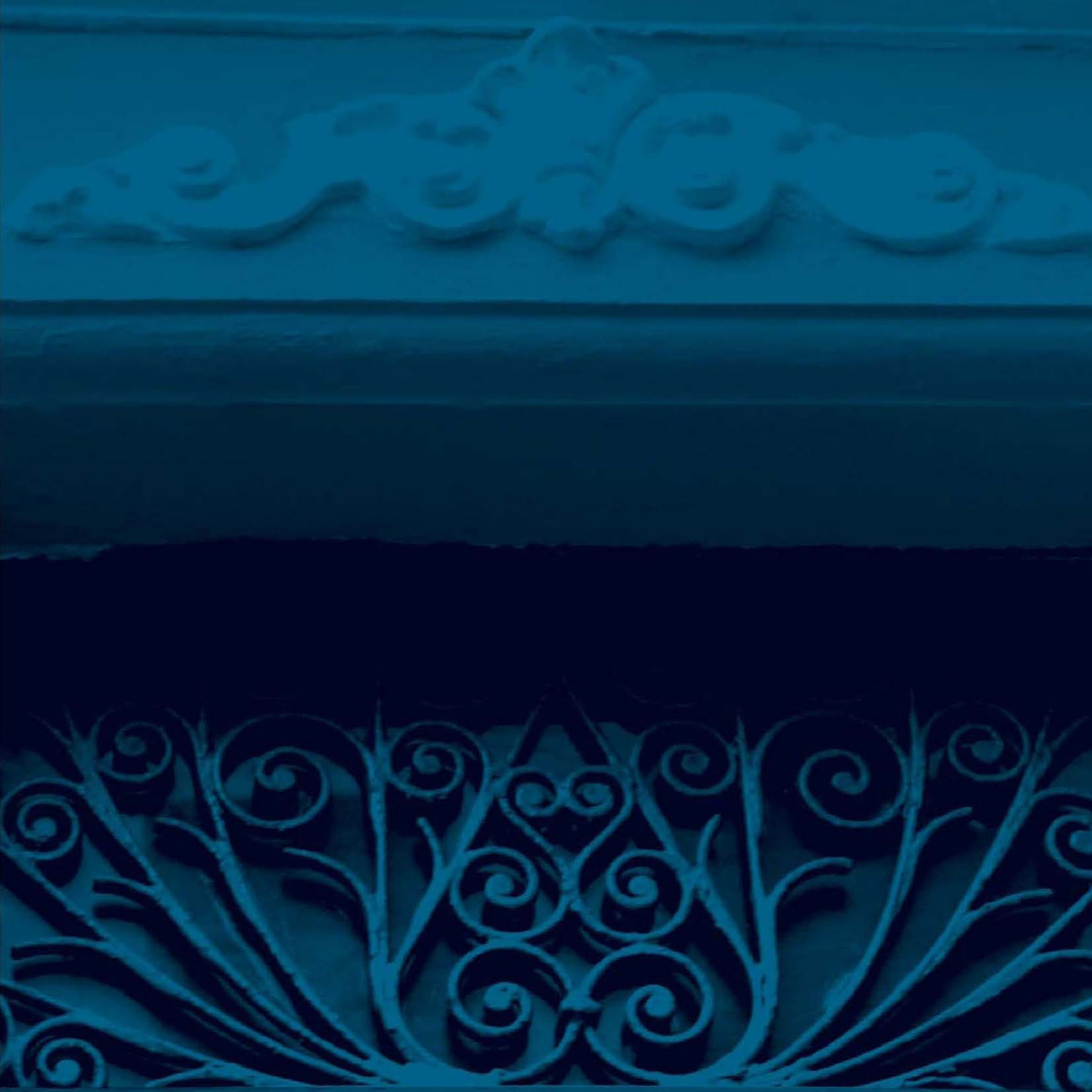 Anel Ramos de Queiróz Grade decorativa em ferro forjado azul com padrão de espirais e folhas