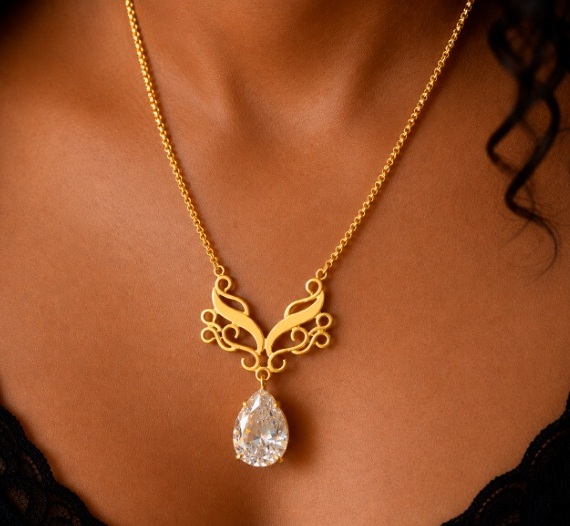 Colar Ramos de Queirós Menor Colar dourado com pendente em forma de gota