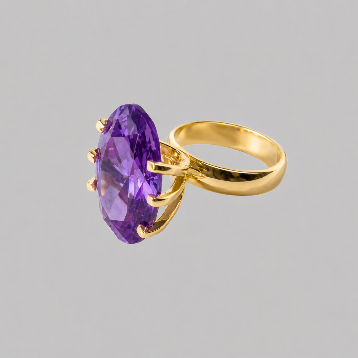 Anel Tribus Anel dourado com pedra roxa facetada oval