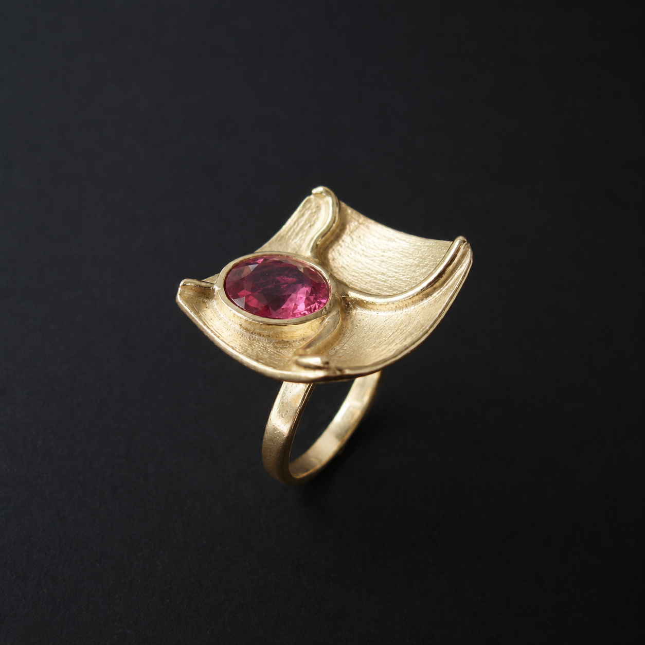 Anel June Anel dourado com pedra rosa
