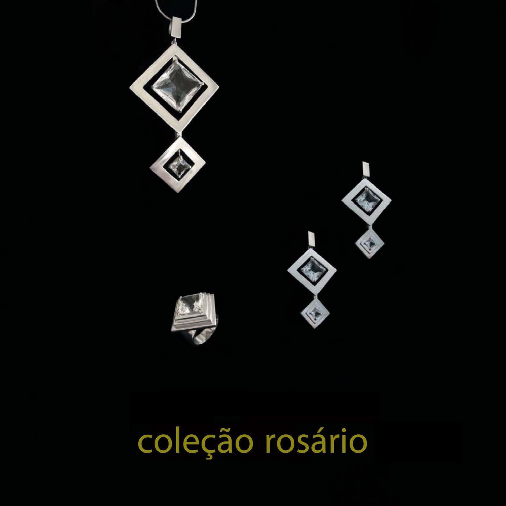 Colar Rosário Conjunto de joias em prata com pedras quadradas transparentes em fundo preto com texto