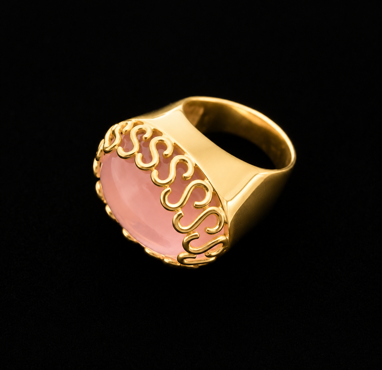 Anel Elegance Rose Anel dourado com pedra rosa e detalhes decorativos