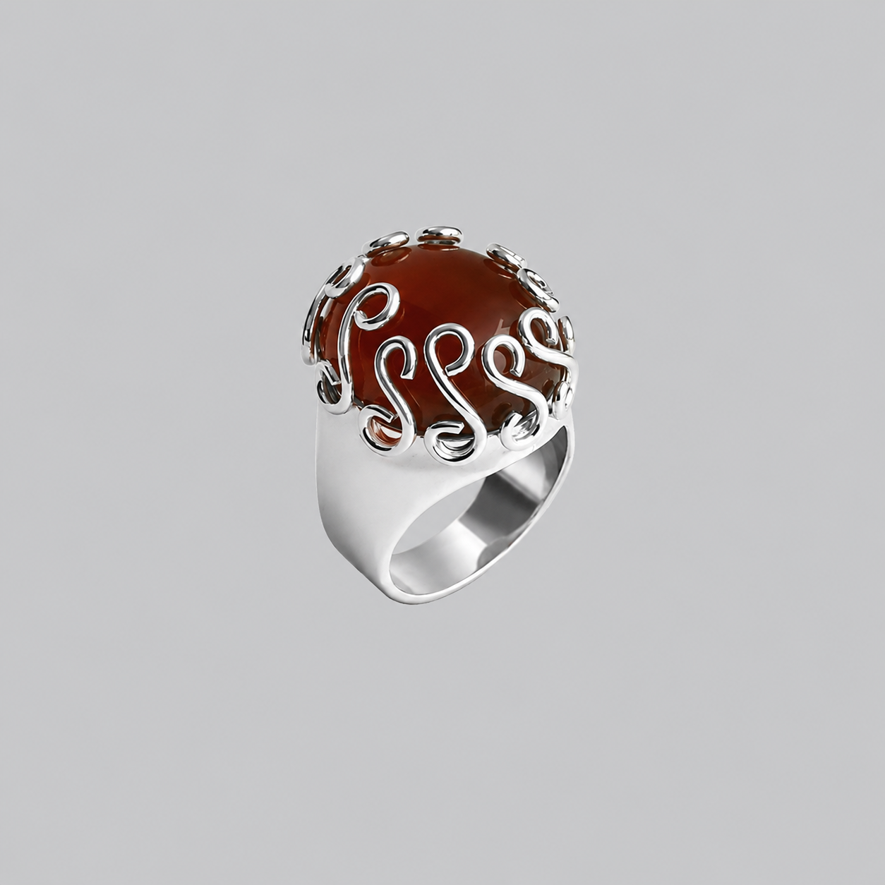 Anel Elegance Orange Anel prateado com pedra castanha oval e detalhes metálicos curvos