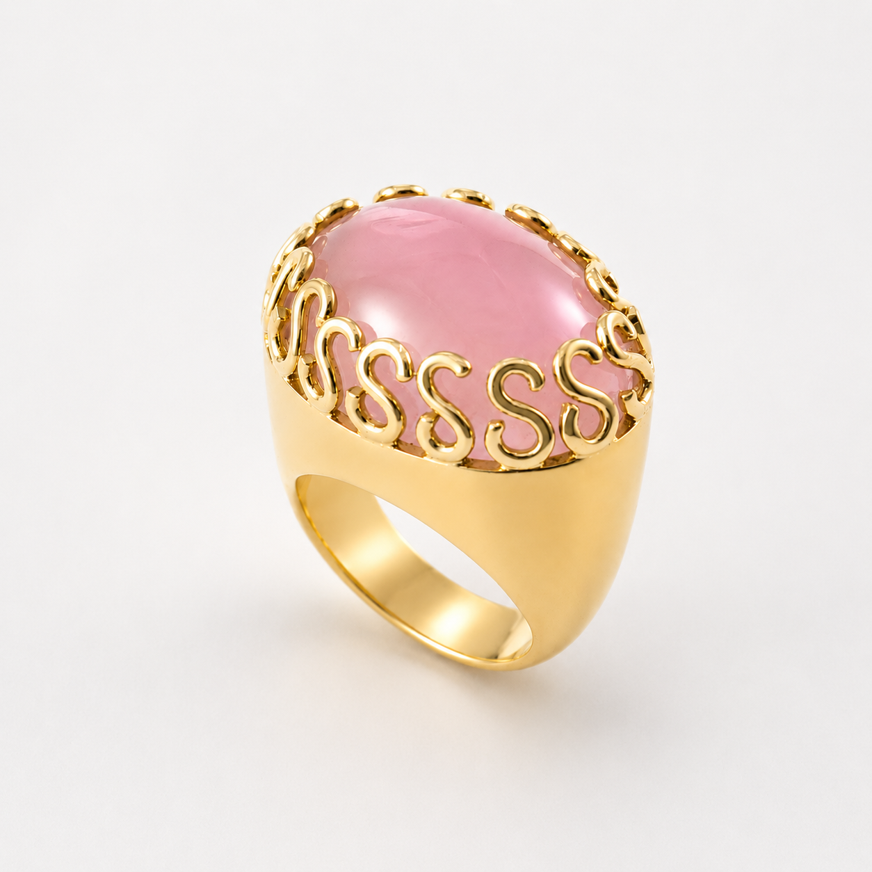 Anel Elegance Rose Anel dourado com pedra rosa oval e detalhe em S dourado