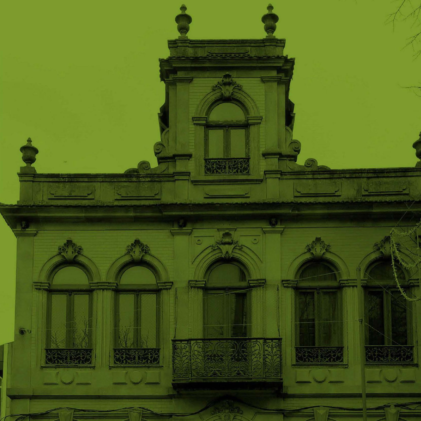 Colar Varanda Fachada de edifício antigo com janelas arqueadas e varandas de ferro