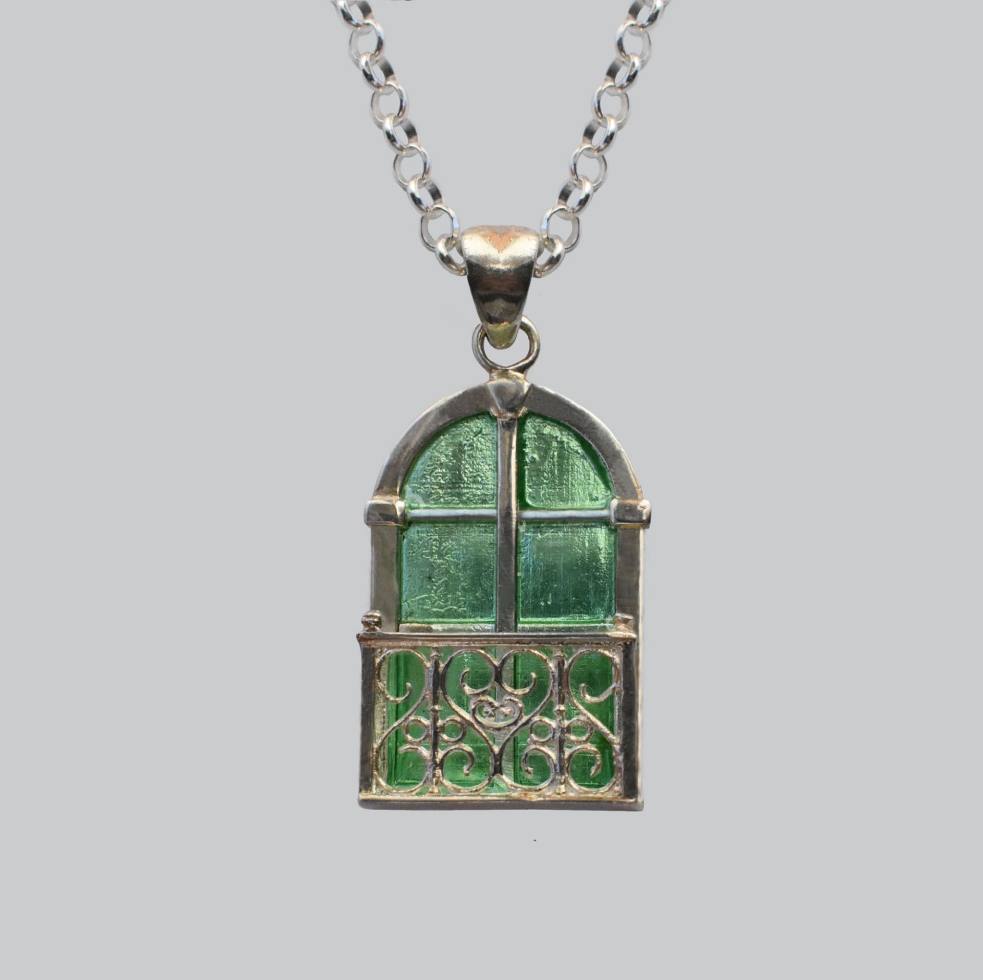 Colar Varanda Colar com pendente em forma de janela verde e metal prateado
