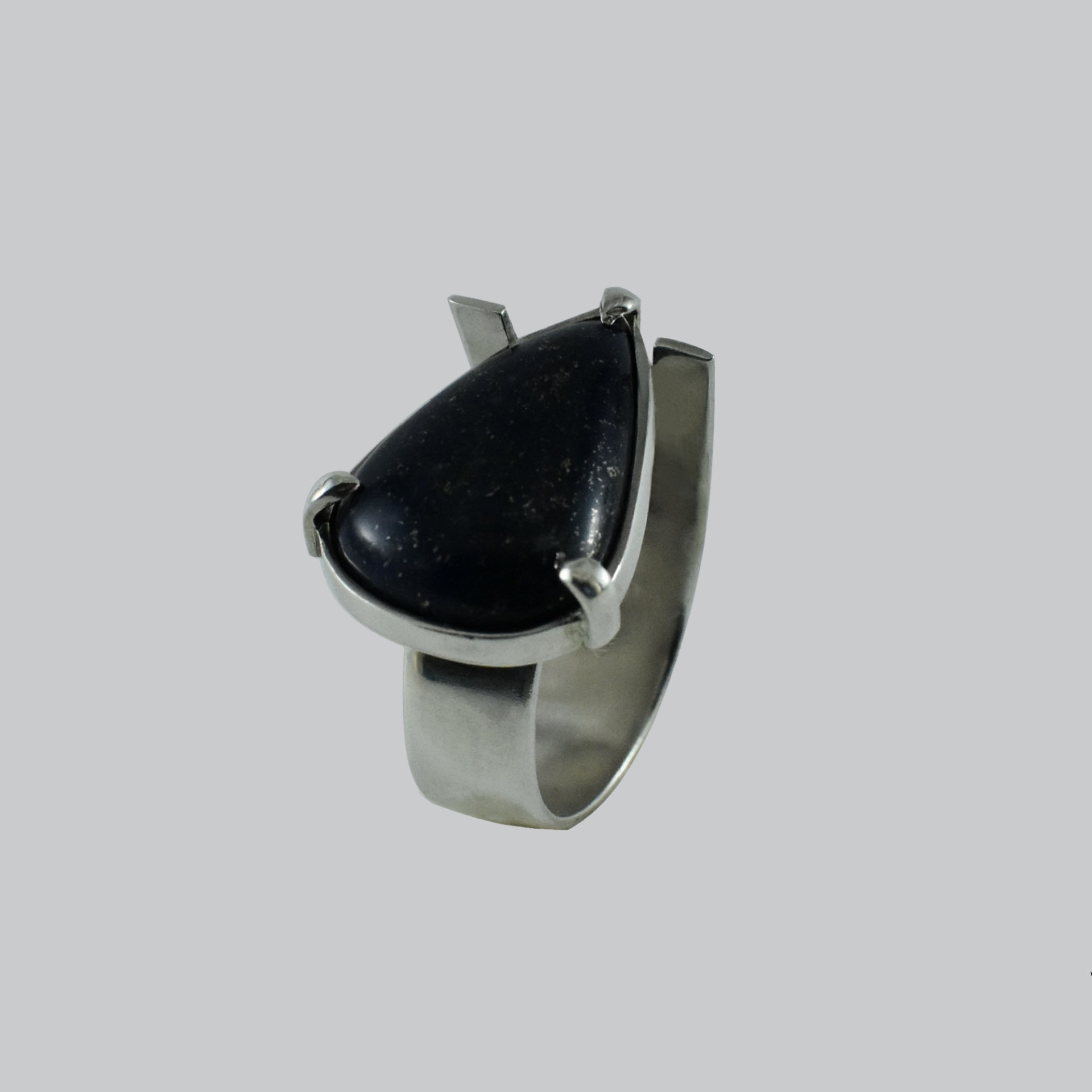 Anel assimétrico anel prata com pedra preta triangular