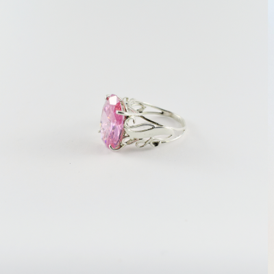 Anel prateado com pedra rosa e design vazado
