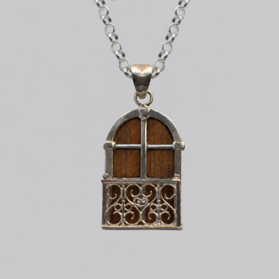 Colar com pendente em forma de janela arqueada em metal e madeira