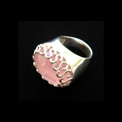 Anel prateado com pedra rosa e padrão ondulado