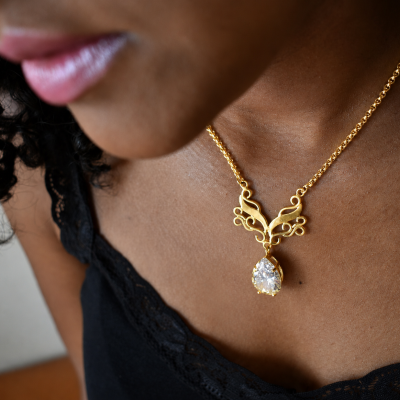 Colar dourado com pedra transparente e corrente de elos pequenos