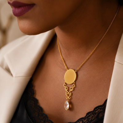 Colar dourado com pendente redondo e pedra transparente