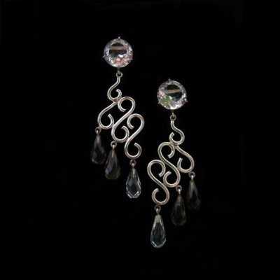 Brincos pendentes com pedra redonda transparente e gotas facetadas