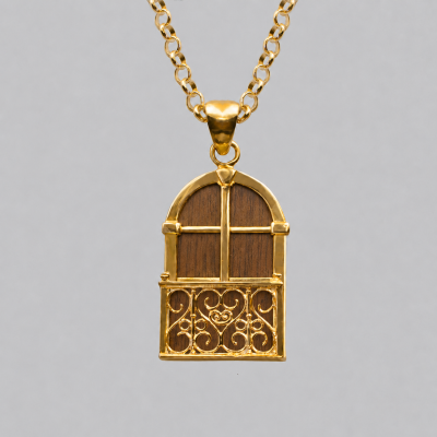 Colar dourado com pendente em forma de janela com interior de madeira