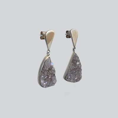 Brincos com base prateada e pendente com pedra roxa brilhante