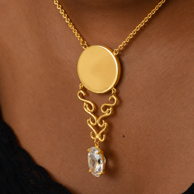 Colar dourado com pendente redondo e pedra oval transparente