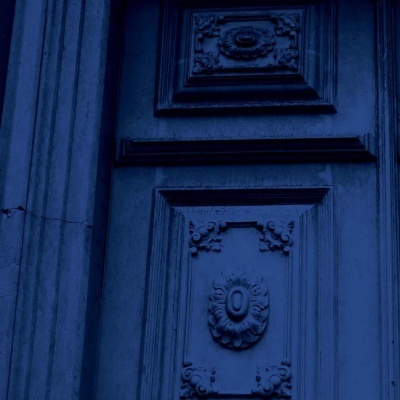 Porta azul decorativa de madeira com relevos ornamentais