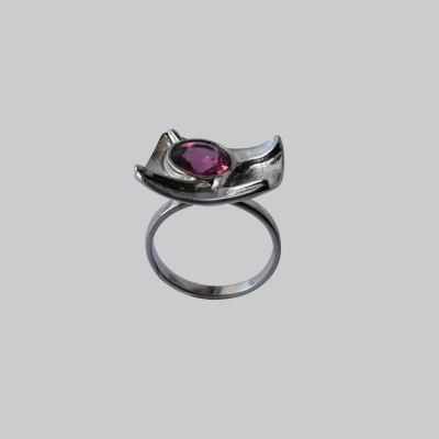Anel prateado com pedra rosada oval